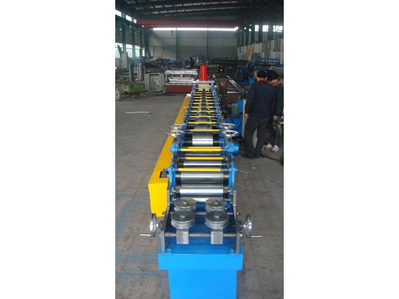 Máquina Perfiladeira para Perfis em Omega
